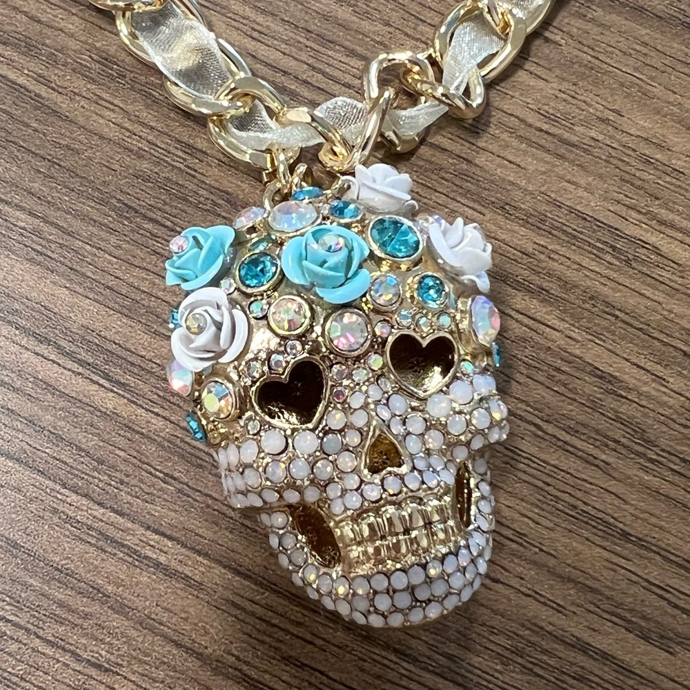 Betsey Johnson Sugar Skull Pendant Necklace NWT - Picture 4 of 4